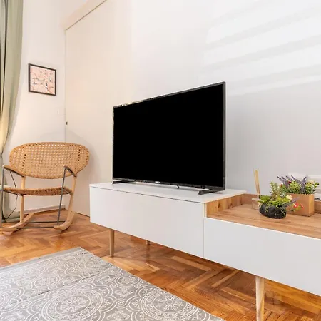Trendy 2 Bedroom 5min To Metro *