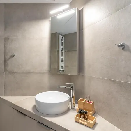 Trendy 2 Bedroom 5min To Metro Apartment